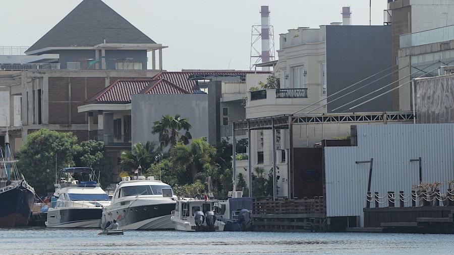 Speadboat bersandar di perumahan kawasan Pluit, Jakarta Utara, Kamis (2/1/2025).(Bloomberg Technoz/Andrean Kristianto)