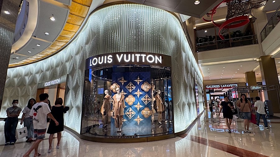 Gerai Louis Vuitton di Pacific Place, Jakarta, Kamis (2/1/2025).  (Bloomberg Technoz/Andrean Kristianto)