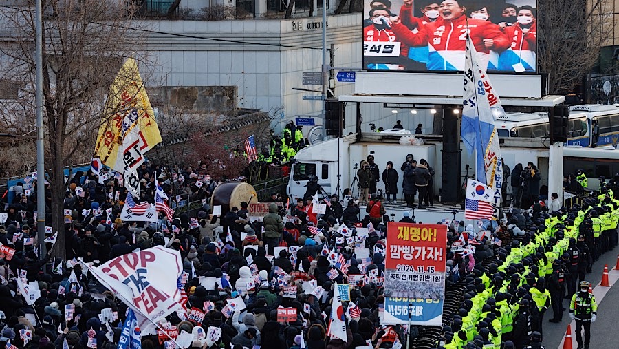 Menurut perkiraan polisi sekitar 1.200 orang berkumpul di dekat kediamannya Presiden Yoon Suk Yeol. (SeongJoon Cho/Bloomberg)