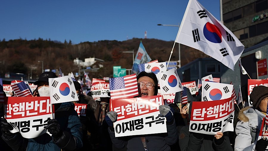 Pendukung Presiden Korsel Yoon Suk Yeol berkumpul di dekat kediaman presiden di Seoul, Korea Selatan, Jumat (3/2/2025). (SeongJoon Cho/Bloomberg)