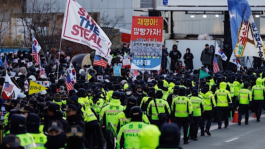 Penangkapan Yoon berawal dari pernyataan darurat militernya pada 3 Desember lalu yang menyebabkan pemakzulannya. (SeongJoon Cho/Bloomberg)