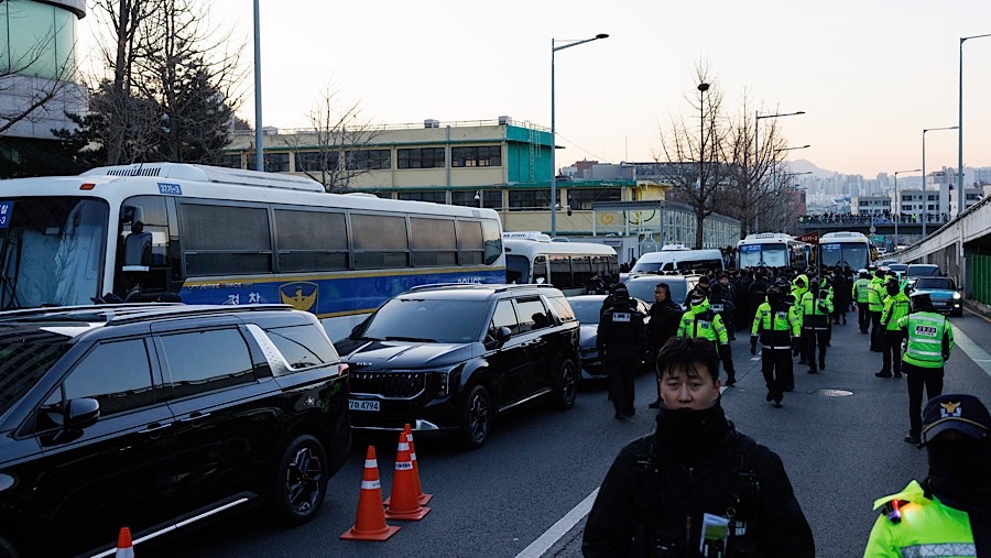 Polisi mengerahkan sekitar 2.700 petugas di dekat kediaman Yoon. (SeongJoon Cho/Bloomberg)