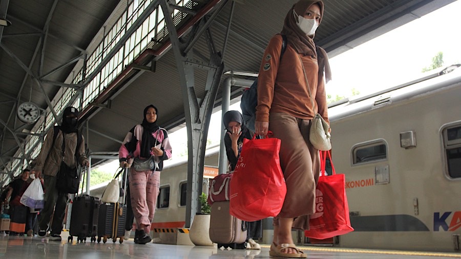 Tercatat hari ini sebanyak 37.446 pelanggan kembali ke Jakarta menggunakan kereta api jarak jauh. (Bloomberg Technoz/Andrean Kristianto)