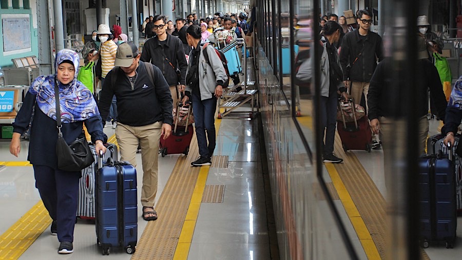 Usai libur Nataru sejumlah warga yang berpergian keluar kota mulai kembali ke Jakarta. (Bloomberg Technoz/Andrean Kristianto)