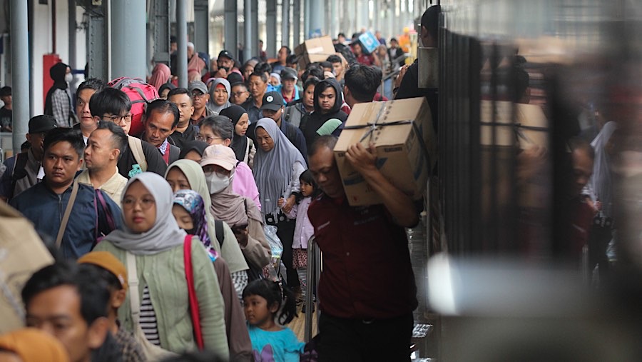 Penumpang berjalan keluar saat tiba di Stasiun Pasar Senen, Jakarta, Jumat (3/1/2024). (Bloomberg Technoz/Andrean Kristianto)