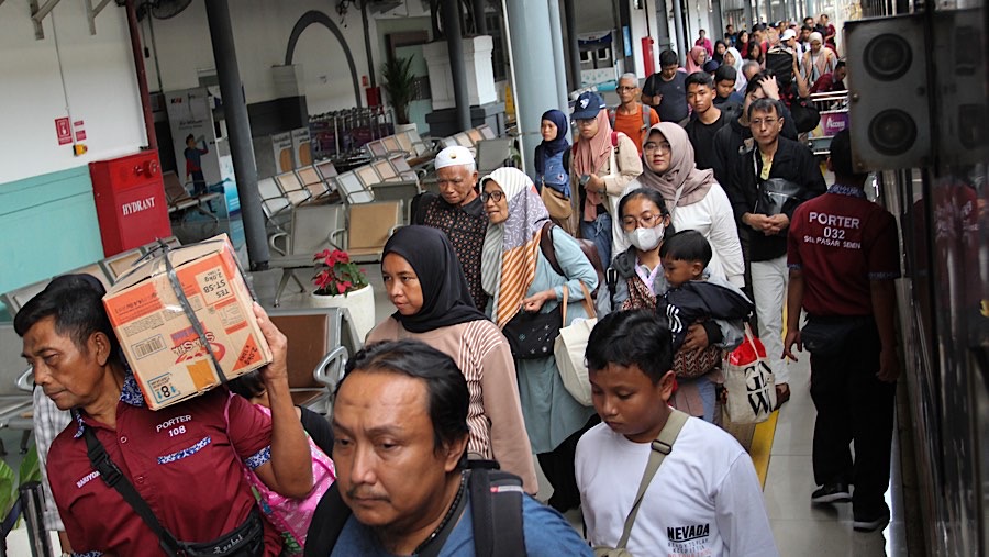 Penumpang berjalan keluar saat tiba di Stasiun Pasar Senen, Jakarta, Jumat (3/1/2024). (Bloomberg Technoz/Andrean Kristianto)