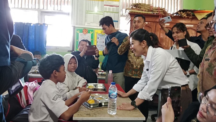 Peluncuran Program Makan Bergizin Gratis (MBG) di SDN Cilangkap 3 dan SDN 8 Kota Depok. (Bloomberg Technoz/Pramesti Regifa Cindy)