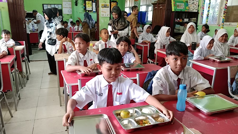 Peluncuran Program Makan Bergizin Gratis (MBG) di SDN Cilangkap 3 dan SDN 8 Kota Depok. (Bloomberg Technoz/Pramesti Regifa Cindy)