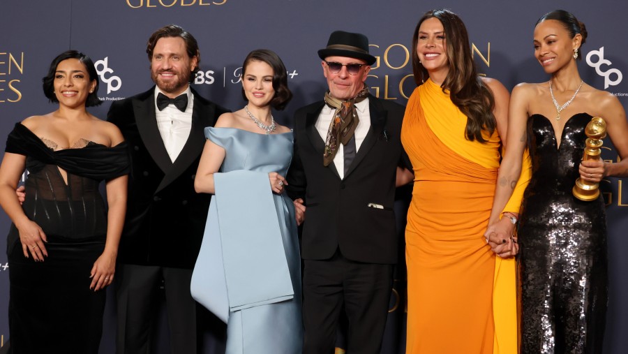 Adriana Paz, Edgar Ramirez, Selena Gomez, Jacques Audiard, Karla Sofia Gascon dan Zoe Saldana, dari Emilia Pérez di Golden Globes. (Sumber: Bloomberg)