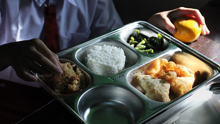 Petugas menyiapkan paket makanan bergizi gratis (MBG) di SPPG Pamerah, Jakarta, Senin (6/1/2025). (Bloomberg Technoz/Andrean Kristianto)