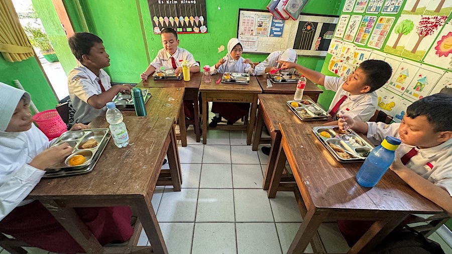 MBG bertujuan memberikan makanan bergizi secara gratis bagi anak-anak, ibu hamil, dan kelompok rentan lainnya.  (Bloomberg Technoz/Andrean Kristianto)