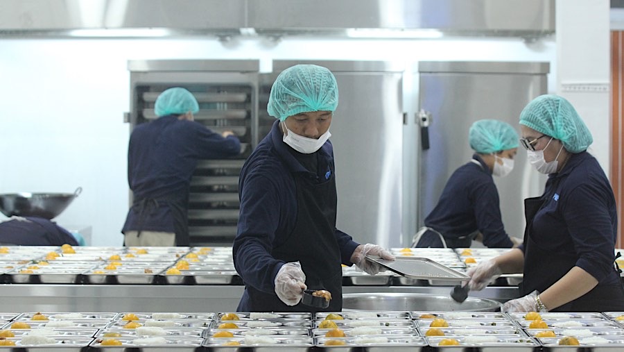 Pemerintah resmi membagikan makanan untuk anak-anak sekolah lewat Program Makanan Bergizi Gratis (MBG) hari ini.(Bloomberg Technoz/Andrean Kristianto)