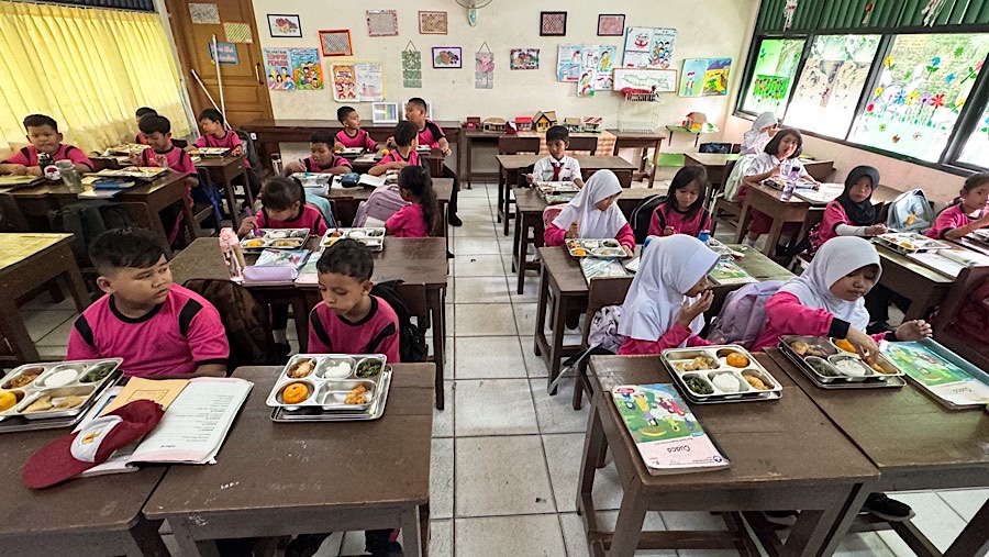 Murid-murid terlihat senang dengan adanya program makan bergizi gratis (MBG) ini. (Bloomberg Technoz/Andrean Kristianto)