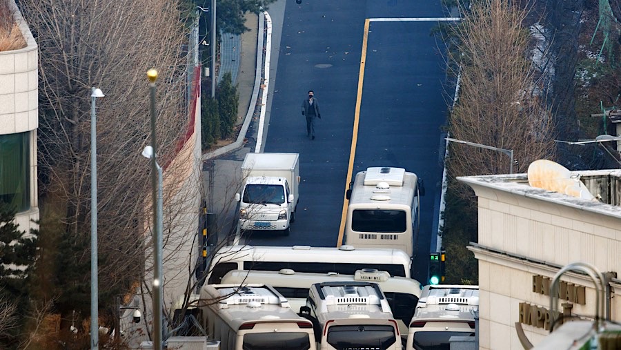 Bus memblokir pintu masuk kediaman Presiden Yoon Suk Yeol saat upaya penangkapannya di Seoul, Korsel, Senin (6/1/2025). (SeongJoon Cho/Bloomberg)