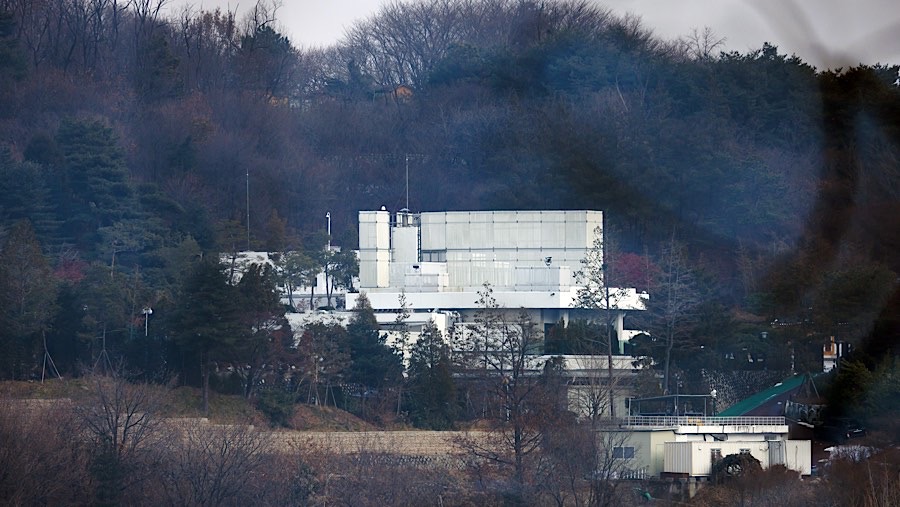 Suasana kediaman presiden Korea Selatan Yoon Suk Yeol di Seoul, Korea Selatan, Senin (6/1/2025). (SeongJoon Cho/Bloomberg)