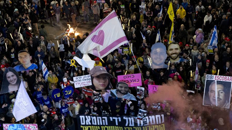 Demonstran di Tel Aviv menuntut gencatan senjata di Gaza dan pemulangan sandera, 4 Januari 2025. (Amir Levy/Getty Images Europe via Bloomberg)