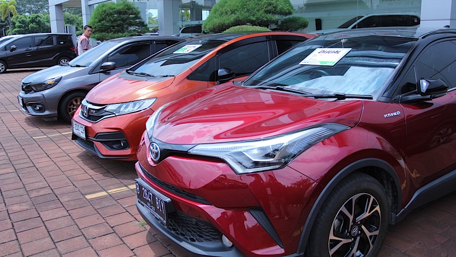 Calon pembeli melihat mobil bekas disalah satu dealer di Sawangan, Jawa Barat, Selasa (7/12/2025). (Bloomberg Technoz/Andrean Kristianto)

