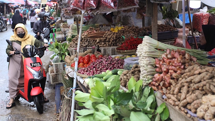 Pembeli berbelanja di Pasar Kebayoran Lama, Jakarta, Selasa (7/12/2025). (Bloomberg Technoz/Andrean Kristianto)