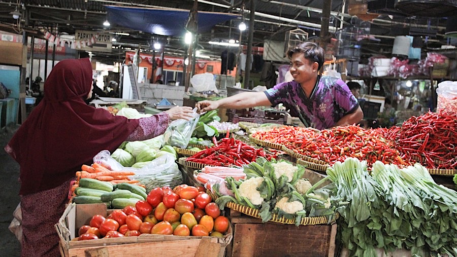 Cabe rawit merah juga mengalami kenaikan menjadi Rp120.000 yang biasanya hanya Rp80/70 ribu. (Bloomberg Technoz/Andrean Kristianto)