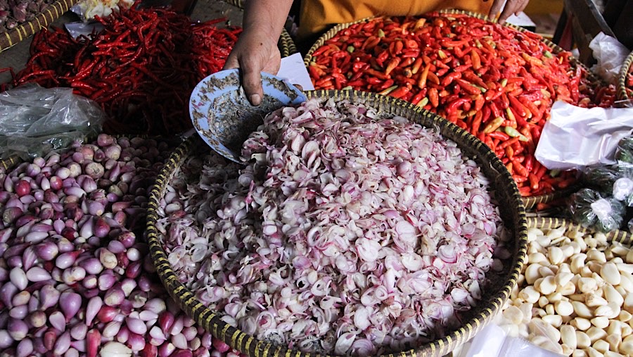 Sedangkan bawang merah dijual seharga Rp30 ribu dan bawang putih Rp40.000. (Bloomberg Technoz/Andrean Kristianto)