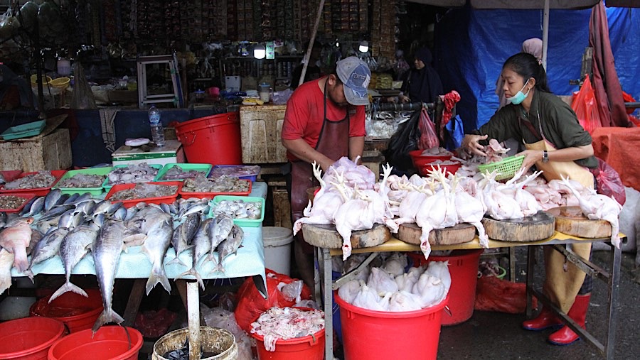 Untuk daging ayam menurut pedagang mengalami penurunan harga menjadi Rp45 ribu yang sebelumnya Rp50 ribu. (Bloomberg Technoz/Andrean Kristianto)