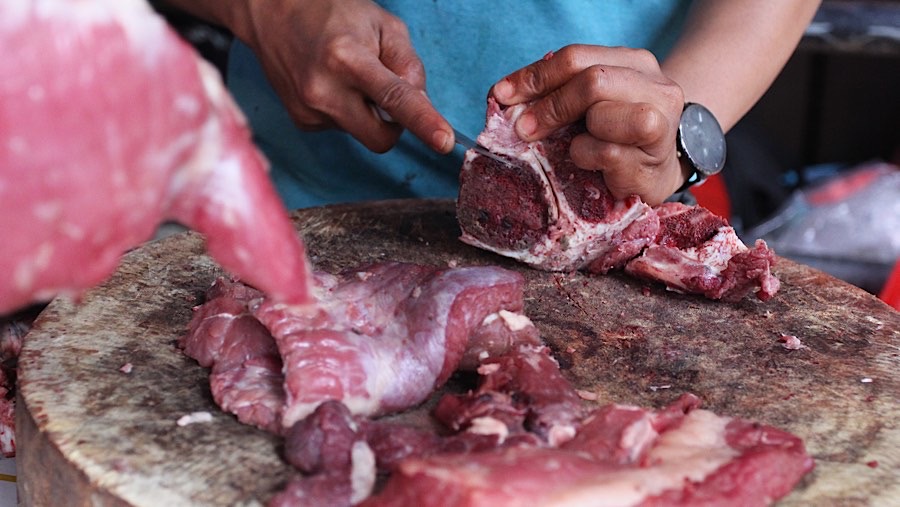 Sedangkan harga daging sapi dijual seharga Rp120 ribu/kg. (Bloomberg Technoz/Andrean Kristianto)