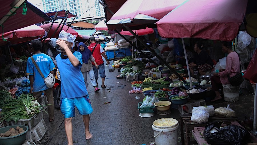 Pembeli berbelanja di Pasar Kebayoran Lama, Jakarta, Selasa (7/12/2025). (Bloomberg Technoz/Andrean Kristianto)
