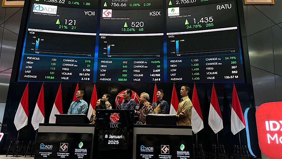 Pencatatan saham PT. Raharja Energi Cepu Tbk (RATU)  di Bursa Efek Indonesia (BEI), Rabu (8/1/2025). (Bloomberg Technoz/ Mis Fransiska)

