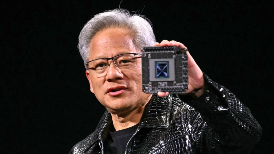 CEO Nvidia Jensen Huang saat memamerkan GeForce RTX 50 Series terbaru. (Bloomberg)