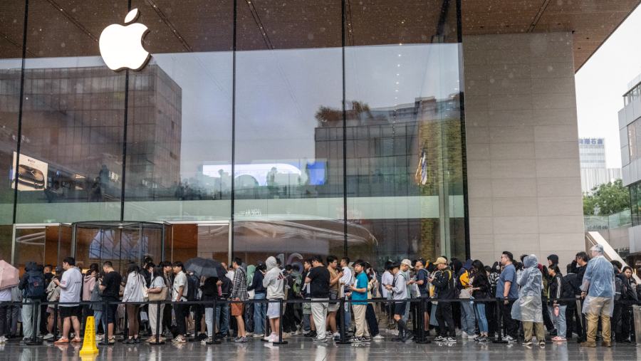 Antrean pembeli perangkat Apple termasuk iPhone di China. (Bloomberg)