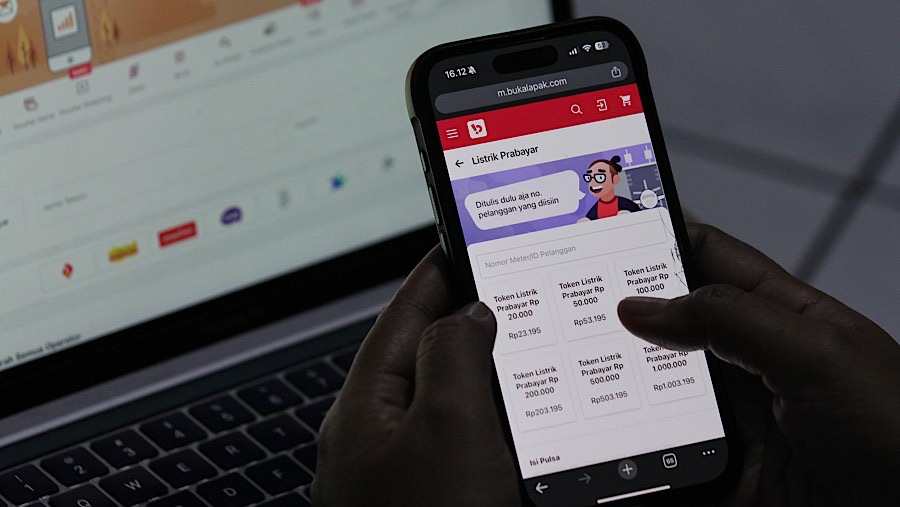 Warga mengakses laman Bukalapak di Jakarta, Rabu (8/1/2025). (Bloomberg Technoz/Andrean Kristianto)