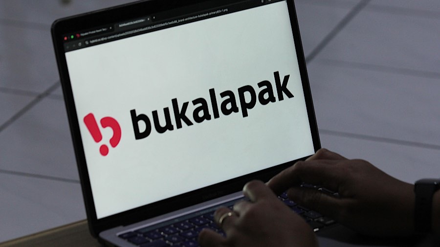 Warga mengakses laman Bukalapak di Jakarta, Rabu (8/1/2025). (Bloomberg Technoz/Andrean Kristianto)