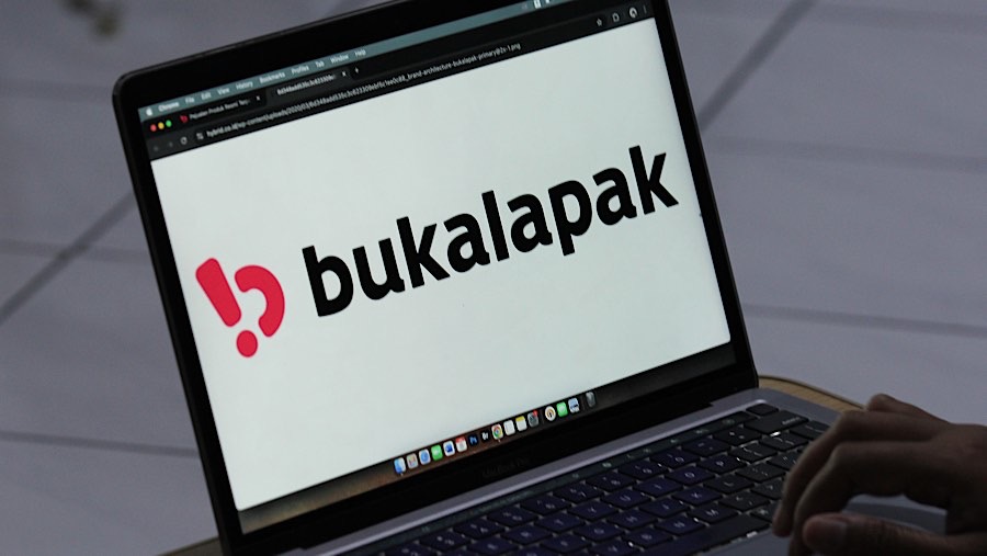 Warga mengakses laman Bukalapak di Jakarta, Rabu (8/1/2025). (Bloomberg Technoz/Andrean Kristianto)