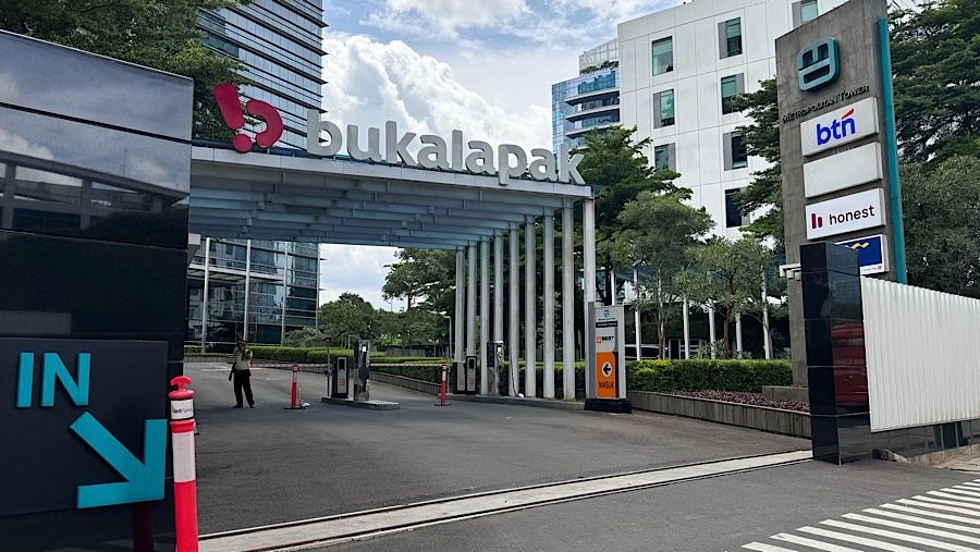 Suasana gerbang kantor pusat Bukalapak di Jakarta, Rabu (8/1/2025). (Bloomberg Technoz/Andrean Kristianto)