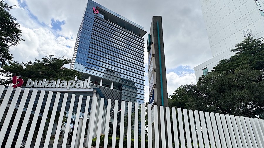 Suasana gerbang kantor pusat Bukalapak di Jakarta, Rabu (8/1/2025). (Bloomberg Technoz/Andrean Kristianto)