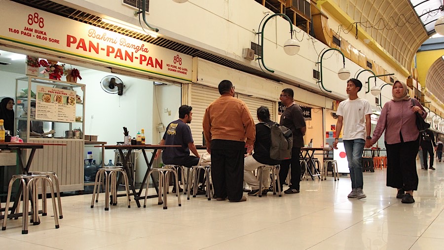 Warga melintas di depan kios makanan di Mal Blok M, Jakarta, Rabu (8/1/2025). (Bloomberg Technoz/Andrean Kristianto)