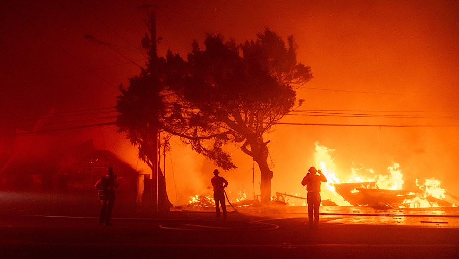 Petugas memadamkan api saat Kebakaran Palisades di kawasan Pacific Palisades, Los Angeles, California, AS, Selasa (7/1/2025). (Kyle Grillot/Bloomberg)