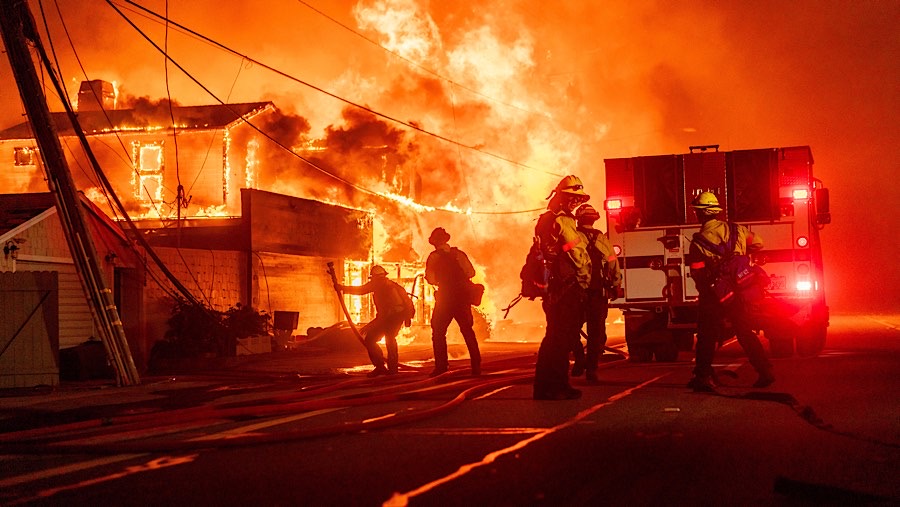 Petugas memadamkan api saat Kebakaran Palisades di kawasan Pacific Palisades, Los Angeles, California, AS, Selasa (7/1/2025). (Kyle Grillot/Bloomberg)