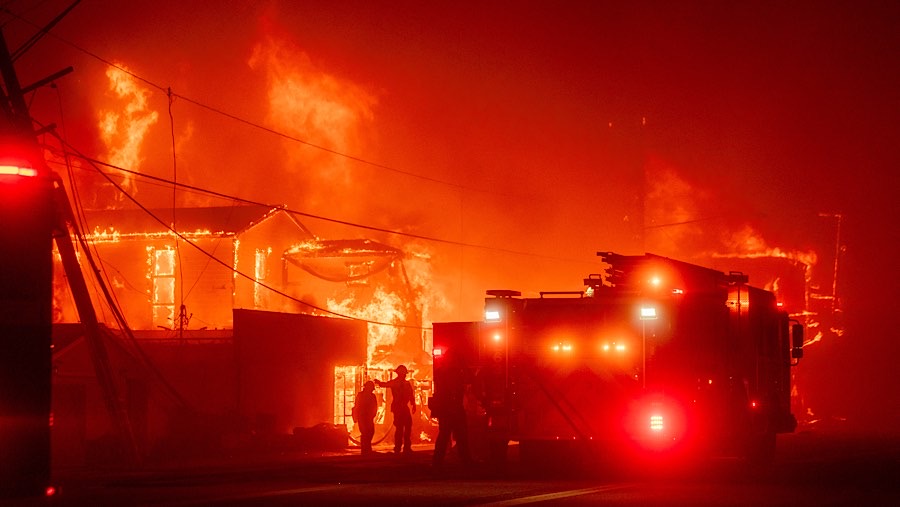 Petugas memadamkan api saat Kebakaran Palisades di kawasan Pacific Palisades, Los Angeles, California, AS, Selasa (7/1/2025). (Kyle Grillot/Bloomberg)