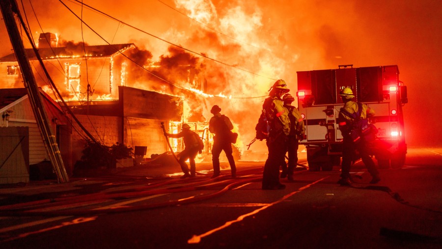 Petugas pemadam kebakaran berjuang melawan kobaran api selama Kebakaran Palisades di Los Angeles pada 7 Januari. (Fotografer: Kyle Grillot/Bloomberg)