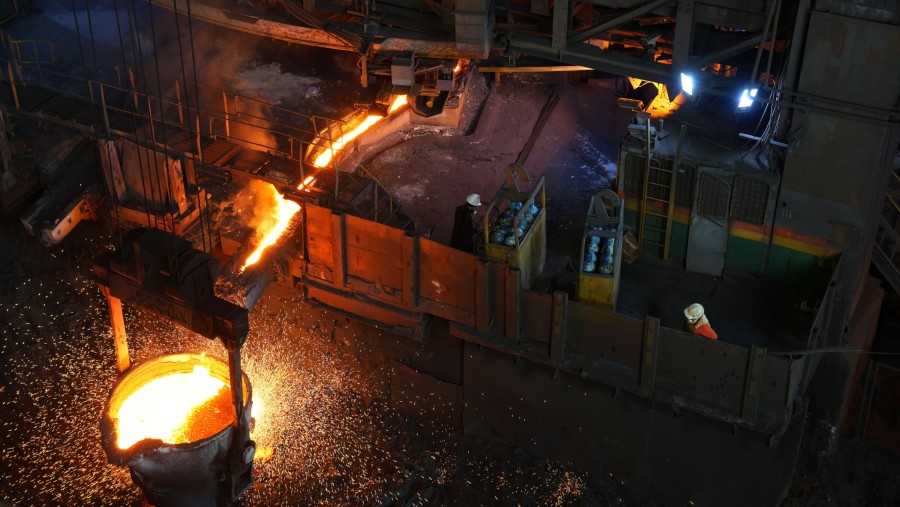 Penyadapan bijih nikel di tungku matte di smelter nikel yang dioperasikan oleh PT Vale Indonesia di Sorowako, Sulawesi Selatan./Bloomberg-Dimas Ardian