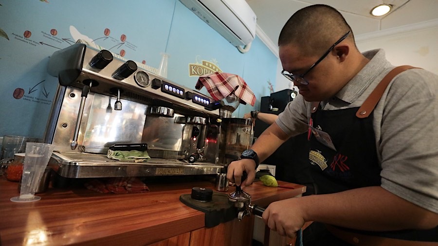 Sebelum bekerja di kedai kopi ini mereka sudah terlatih menjadi barista. (Bloomberg Technoz/Andrean Kristianto)