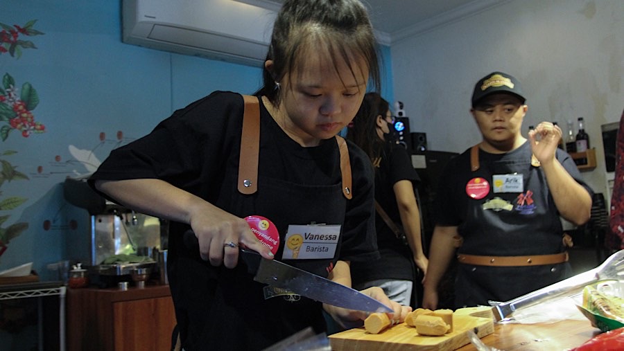 Selain menjadi barista mereka juga bekerja menyiapkan pesanan pengunjung. (Bloomberg Technoz/Andrean Kristianto)