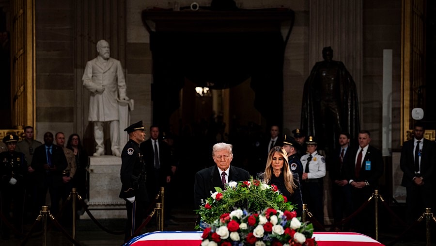 Presiden AS Terpilih Donald Trump memberikan penghormatan terakhir kepada Jimmy Carter di Rotunda Gedung Capitol AS, Rabu (8/1). (Al Drago/Bloomberg)