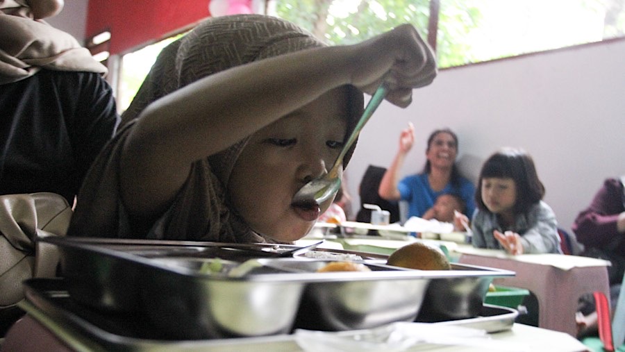 Program MBG untuk balita, ibu hamil, dan ibu menyusui telah dimulai hari ini di beberapa tempat. (Bloomberg Technoz/Andrean Kristianto)