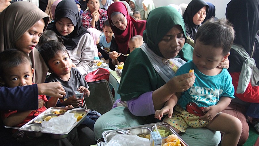 SPPG Ciracas mengatakan pihaknya telah menghitung kalori yang dibutuhkan ibu hamil, ibu menyusui dan balita. (Bloomberg Technoz/Andrean Kristianto)