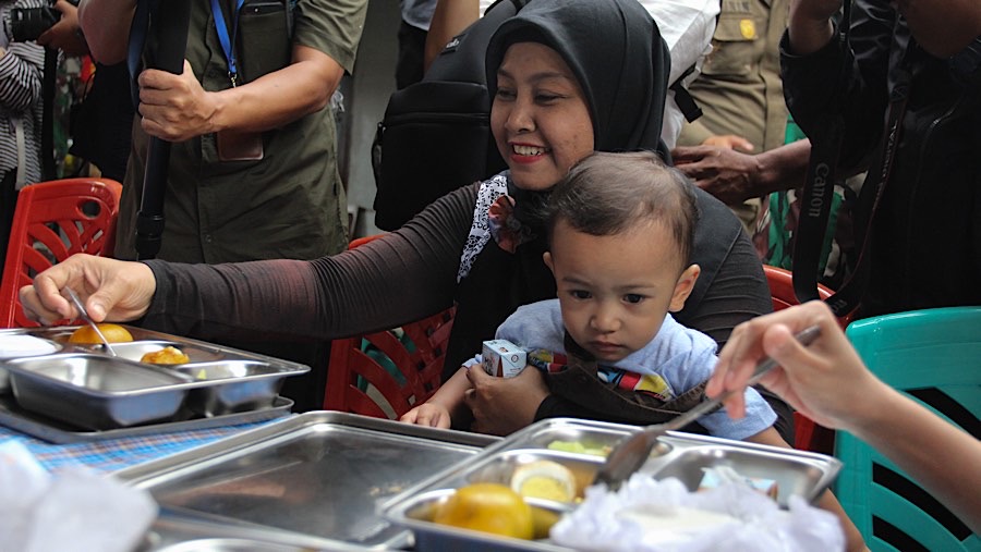 Ahli Gizi SPPG juga sudah memastikan angka kecukupan gizi dari menu yang disajikan hari ini. (Bloomberg Technoz/Andrean Kristianto)