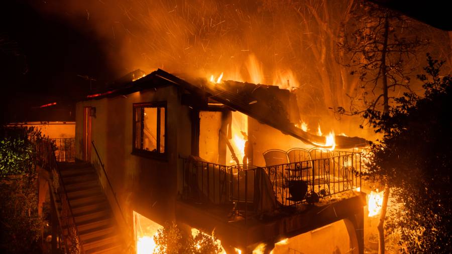 Rumah terbakar selama kebakaran Eaton di Altadena, California pada 8 Januari. (Michael Nigro/Bloomberg)