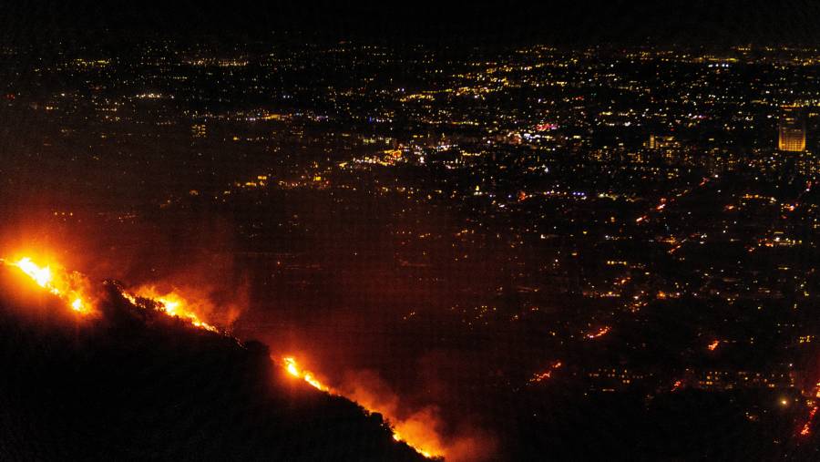 Kebakaran terjadi selama kebakaran Sunset di kawasan Hollywood Hills, Los Angeles, pada 8 Januari. (Jill Connelly/Bloomberg).