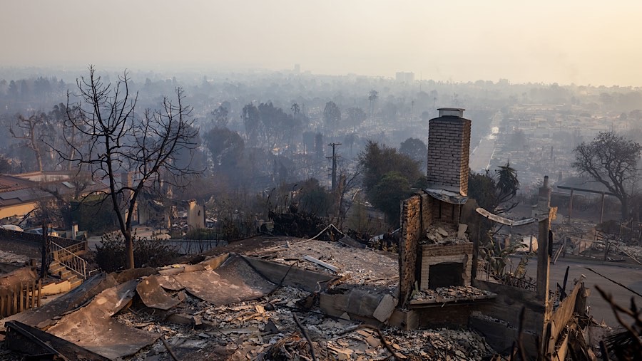 Sekolah ditutup, banyak jalan diblokir, dan hampir 120.000 rumah dan bisnis di LA County tak ada listrik. (Michael Nigro/Bloomberg)